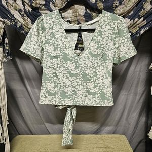 4/$20 Lush | Sage & White Cropped Open Tie Back V Neck Blouse size Small